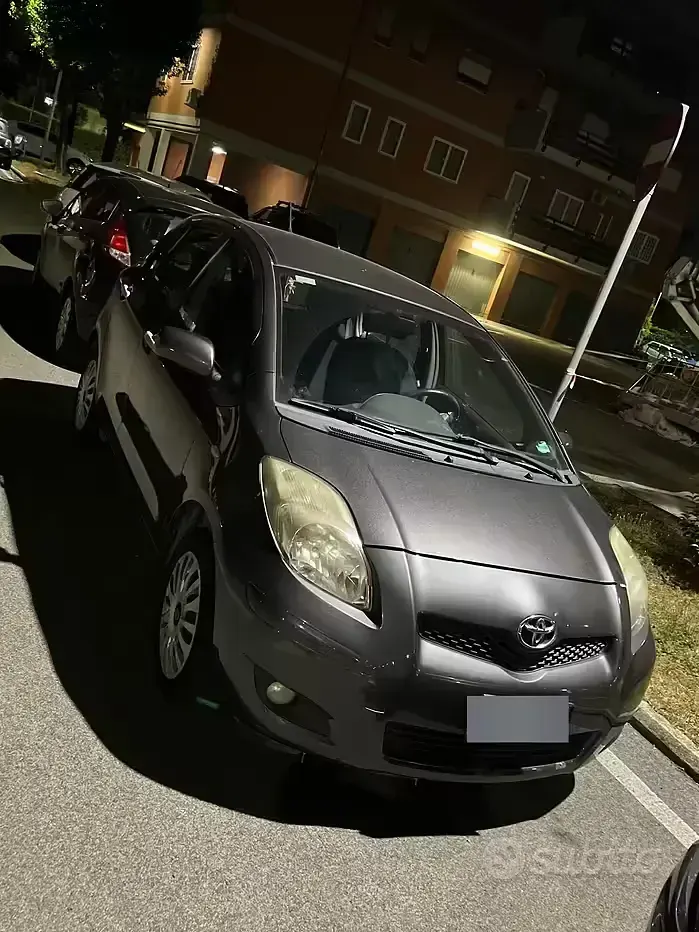 Usata Toyota Yaris Sol 69 CV (50 kW) 2011 Grigio Utilitaria