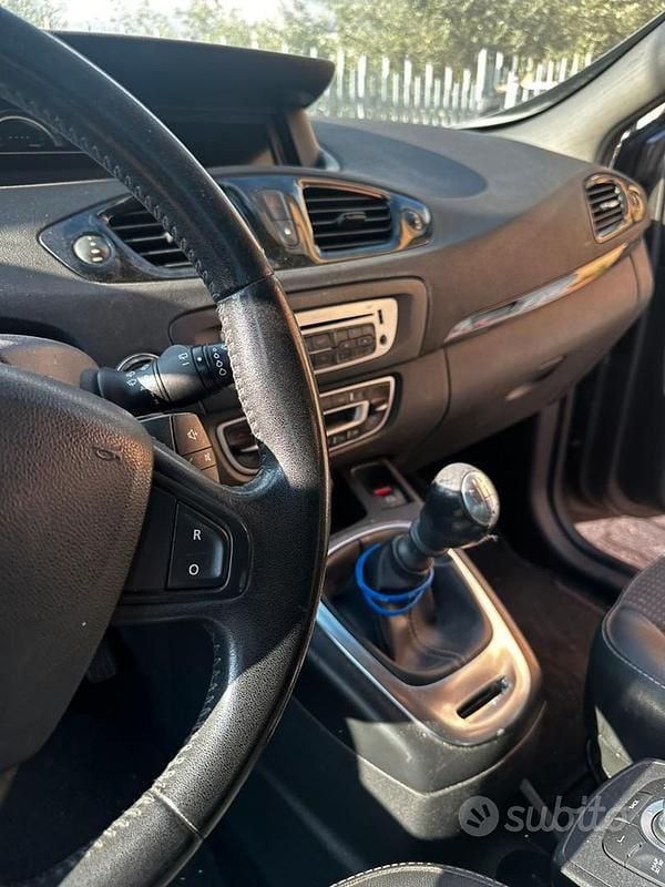 Usata Renault Scénic III XMOD 110 CV (80 kW) 2013 Grigio Monovolume