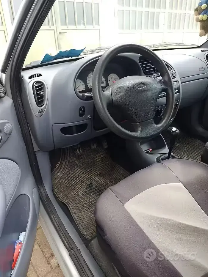 Usata Ford Fiesta 75 CV (55 kW) 1998 Grigio Utilitaria