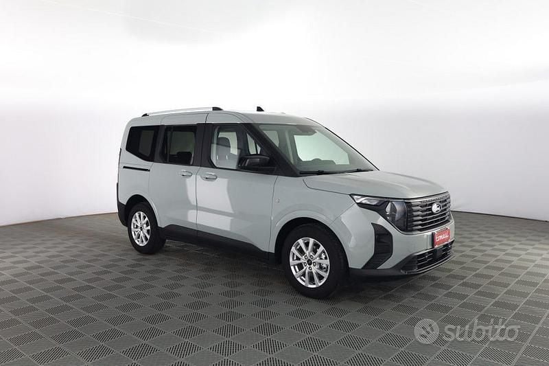 Usata Ford Tourneo Courier Titanium 124 CV (91 kW) 2025 Cactus grey Monovolume