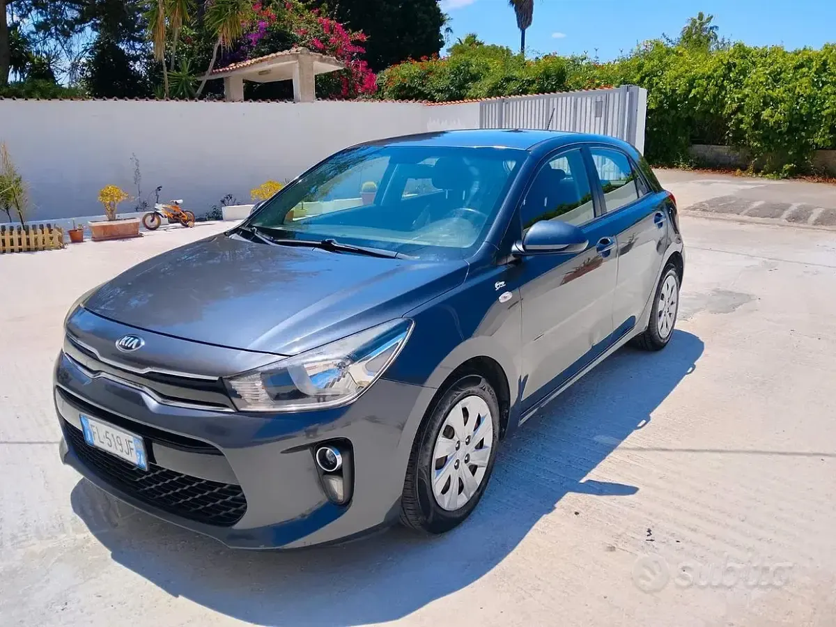 Usata Kia Rio 84 CV (61 kW) 2017 Nero Berlina