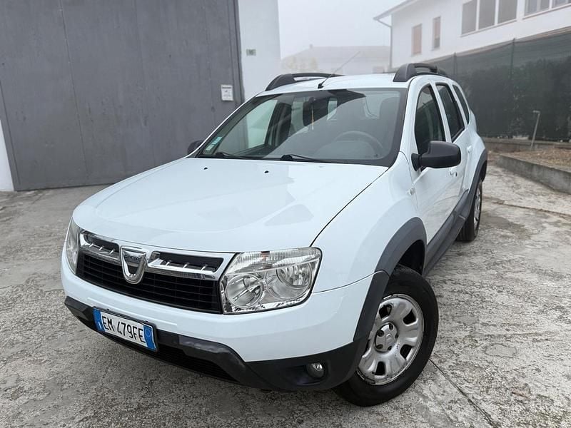 Bianco Usata 2012 Dacia Duster SUV | 5900 € (Buon prezzo) - Immagine 1/4