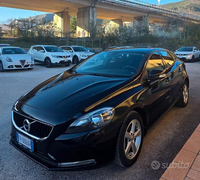 Usata Volvo V40 120 CV (88 kW) 2018 Nero Berlina
