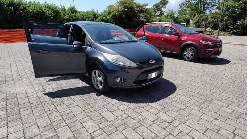 Usata 2010 Ford Fiesta Titanium Due volumi | 4399 € (Buon prezzo) - Immagine 1/4