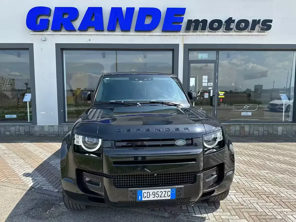 Usata Land Rover Defender SE 200 CV (147 kW) 2020 Santorini black metallizzato SUV