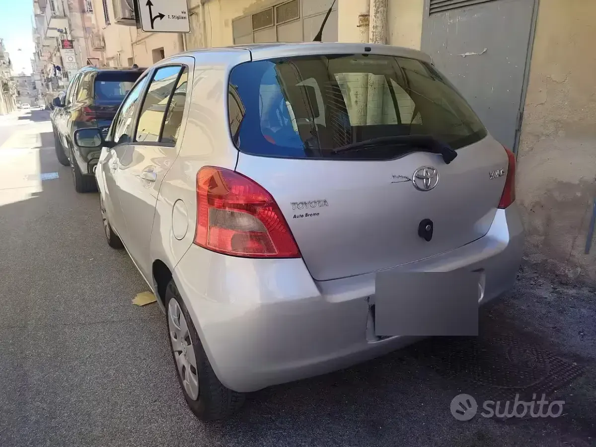 Usata Toyota Yaris 69 CV (50 kW) 2007 Grigio Utilitaria