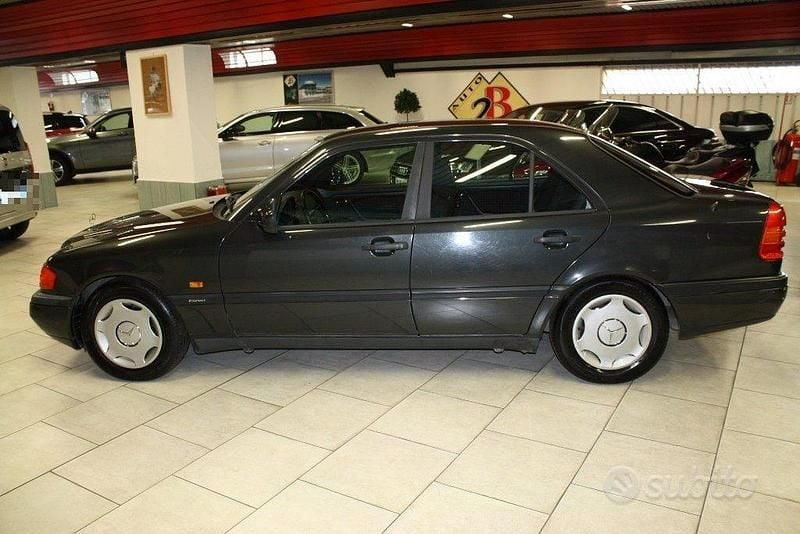 Usata Mercedes C180 122 CV (89 kW) 1995 Nero Berlina