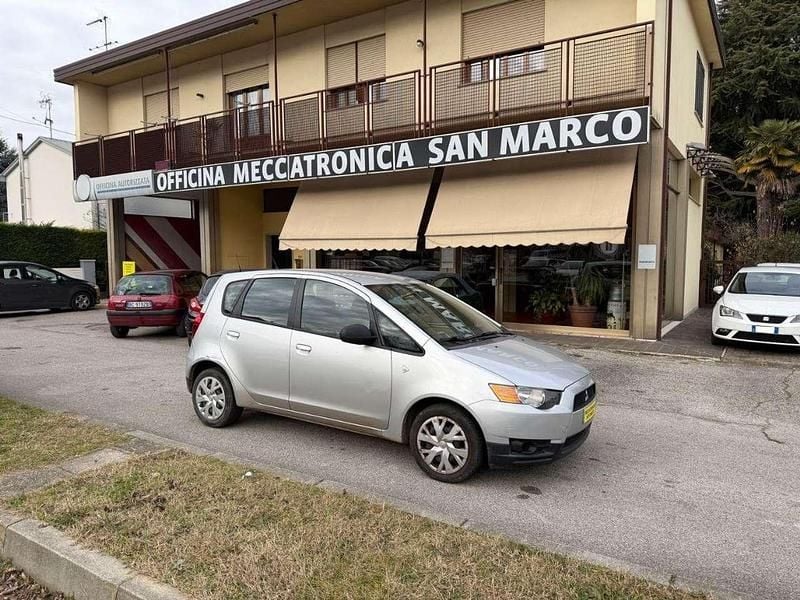 Grigio chiaro Usata 2011 Mitsubishi Colt Invite Berlina | 3400 € (Ottimo prezzo) - Immagine 1/4