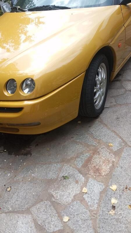 Begagnad Alfa Romeo Spider 144 HK (105 kW) 1999 Gul Cab