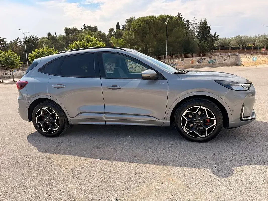 Usata Ford Kuga ST-Line X 152 CV (111 kW) 2024 Argento SUV