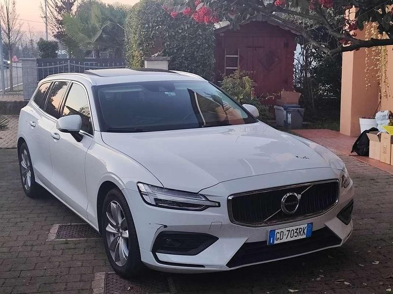 Bianco Usata 2022 Volvo V60 Momentum Station wagon | 16.000 € (Buon prezzo) - Immagine 1/4