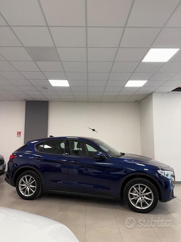 Blu Usata 2019 Alfa Romeo Stelvio Executive SUV | 19.900 € (Buon prezzo) - Immagine 1/4