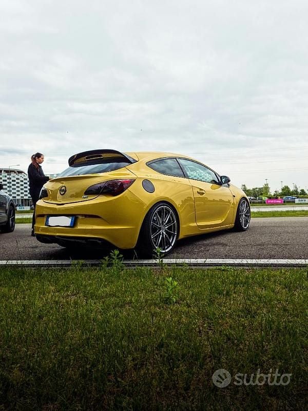 Usata Opel Astra OPC 280 CV (205 kW) 2013 Giallo Coupé