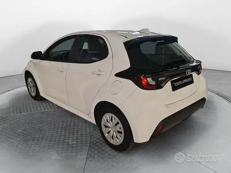 Usata Toyota Yaris Hybrid Active 92 CV (67 kW) 2022 Bianco Berlina