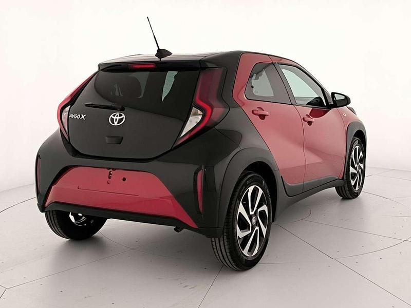 Nuova Toyota Aygo X Trend 72 CV (52 kW) 2025 Chili red & black met SUV