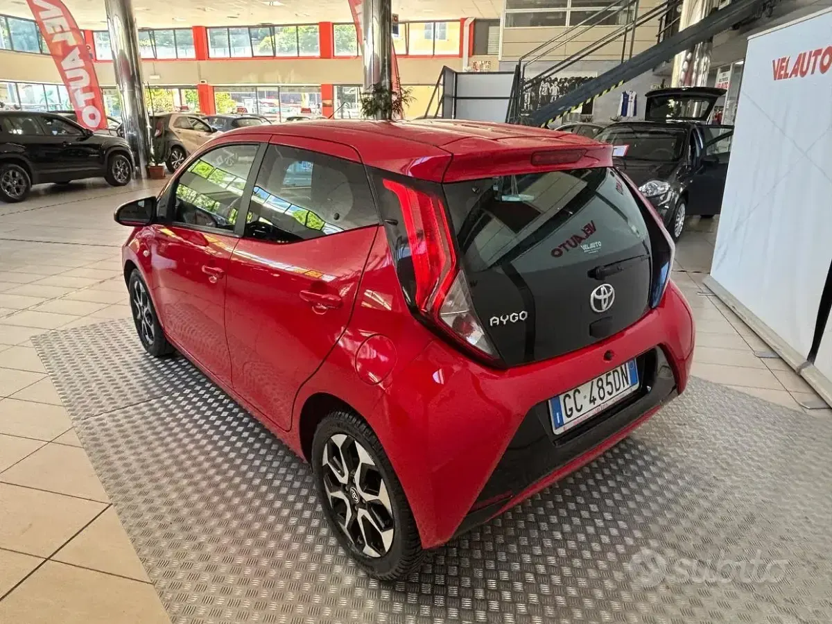 Usata Toyota Aygo Cool 72 CV (52 kW) 2019 Rosso Utilitaria