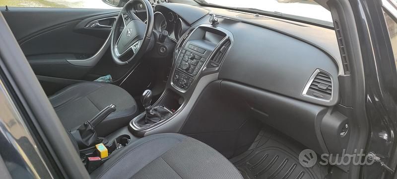 Usata Opel Astra Cosmo 110 CV (80 kW) 2012 Nero Berlina