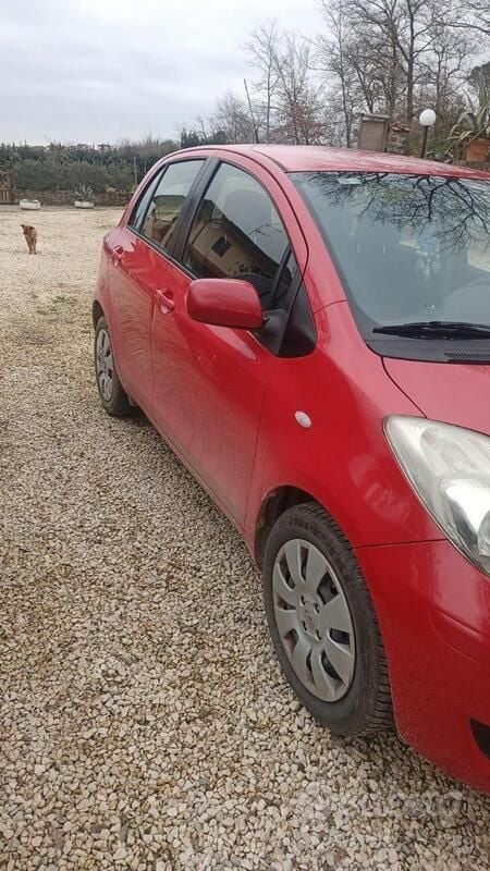 Usata Toyota Yaris 69 CV (50 kW) 2009 Rosso Utilitaria