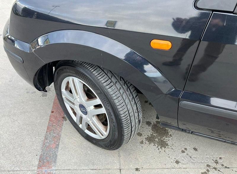 Usata Ford Fusion 101 CV (74 kW) 2002 Nero Utilitaria