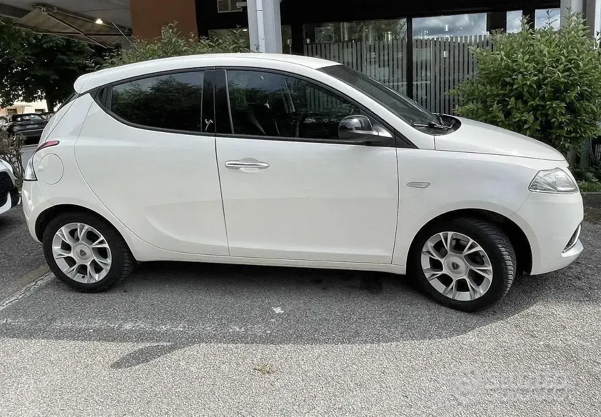 Usata Lancia Ypsilon 69 CV (50 kW) 2016 Bianco Utilitaria