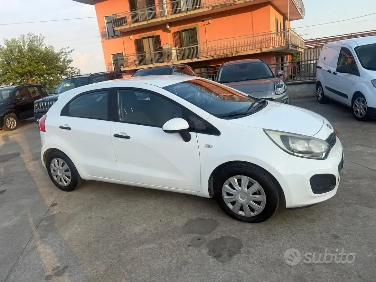 Usata Kia Rio EX 85 CV (62 kW) 2012 Bianco Berlina