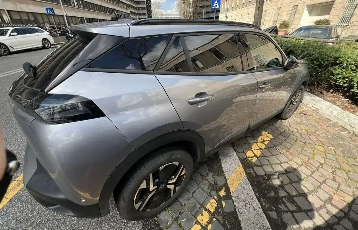 Usata Peugeot 2008 Allure 102 CV (75 kW) 2024 SUV