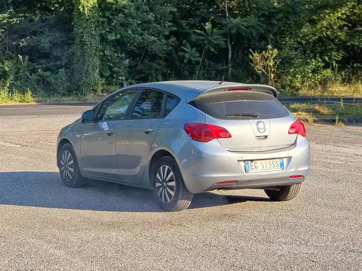 Usata Opel Astra Cosmo 110 CV (80 kW) 2011 Marrone Berlina
