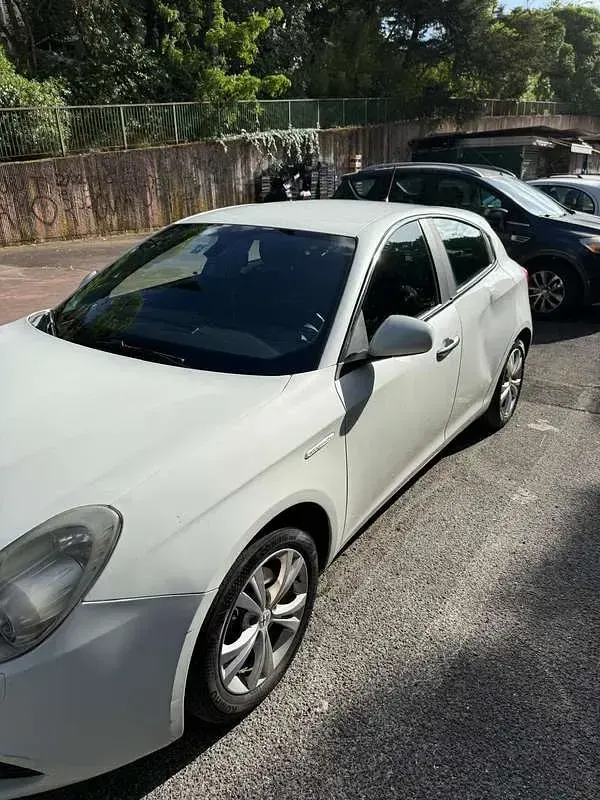 Usata Alfa Romeo Giulietta Distinctive 105 CV (77 kW) 2013 Bianco Utilitaria