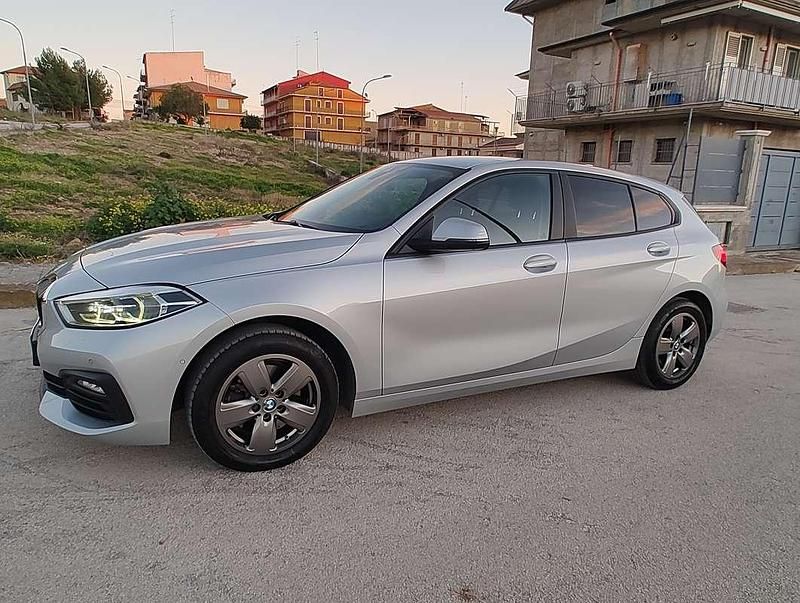 Usata BMW 118 Advantage 150 CV (110 kW) 2020 Argento Utilitaria