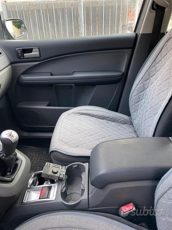 Begagnad Ford Focus 110 HK (80 kW) 2004 Grå Minibuss