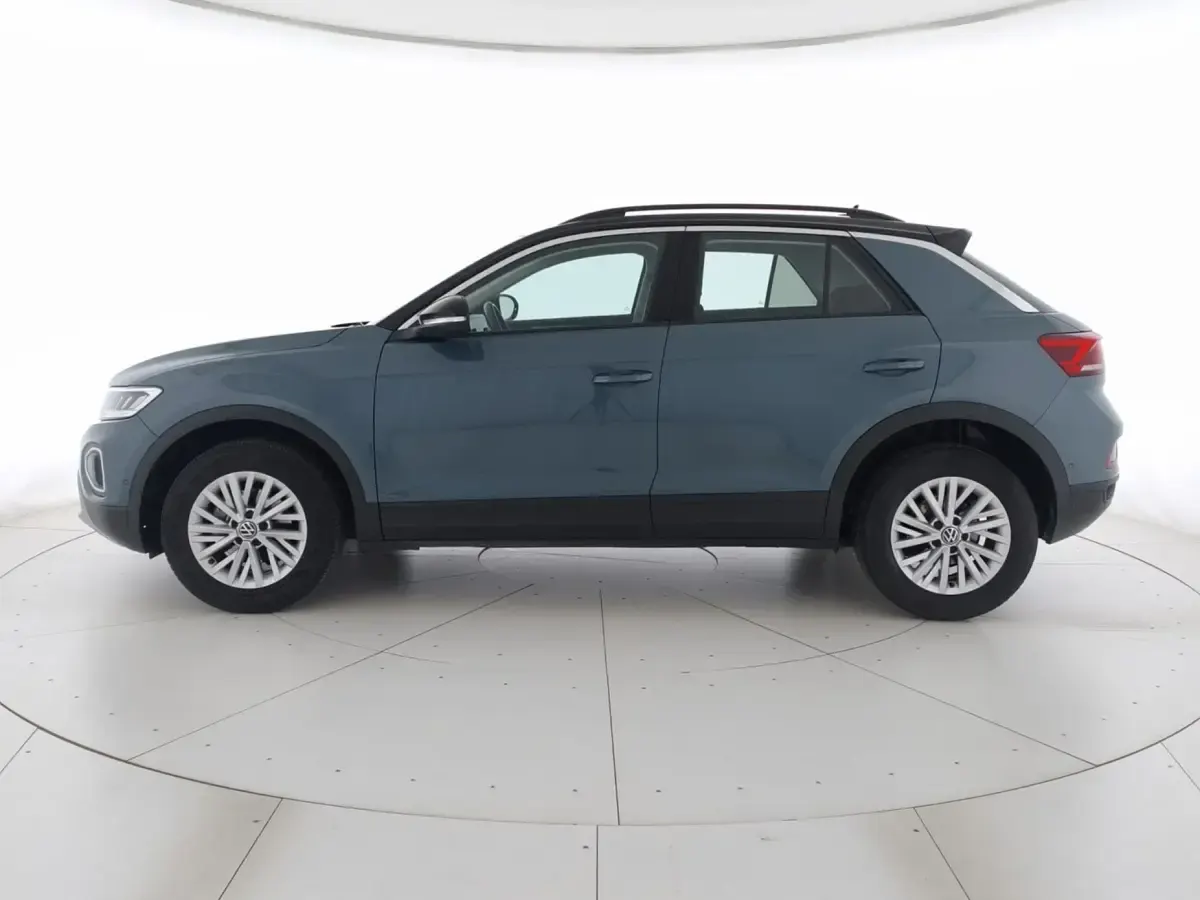 Usata VW T-Roc Life 150 CV (110 kW) 2022 Petroleum blue metallizzato deep black perlato SUV