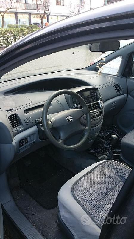 Usata Toyota Previa 116 CV (85 kW) 2001 Blu Monovolume