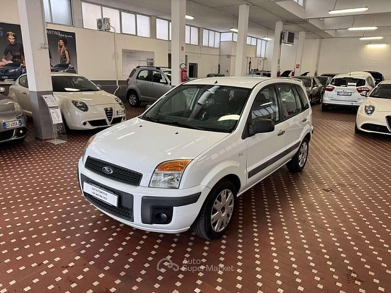 Bianco Usata 2012 Ford Fusion Tre volumi | 3200 € (Buon prezzo) - Immagine 1/4