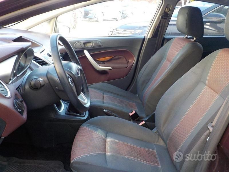 Usata Ford Fiesta Titanium 70 CV (51 kW) 2010 Viola Utilitaria