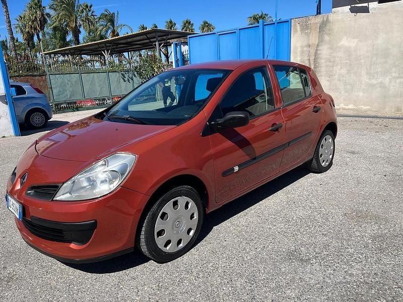 Arancione Usata 2007 Renault Clio II Tre volumi | 1800 € (Buon prezzo) - Immagine 1/4