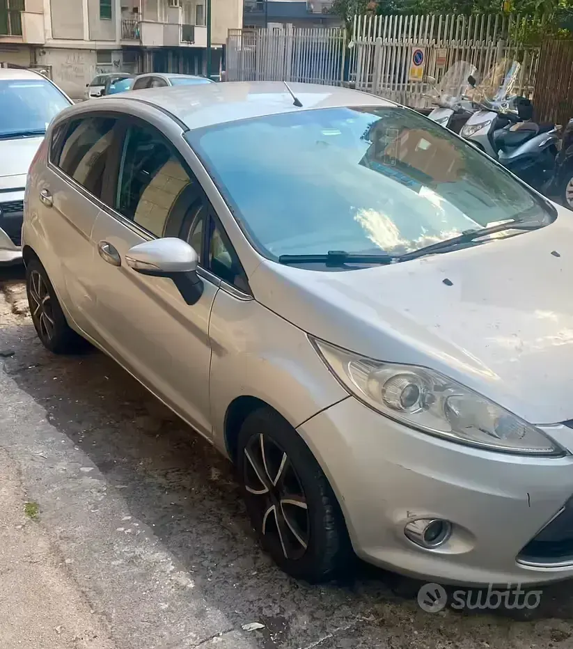 Usata Ford Fiesta 97 CV (71 kW) 2009 Grigio Berlina