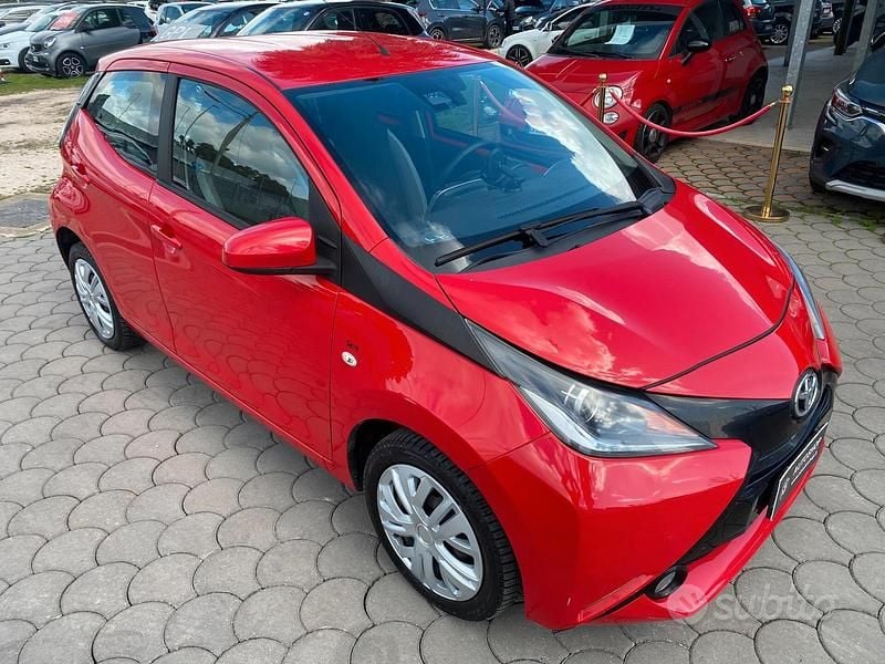 Usata Toyota Aygo X-play 69 CV (50 kW) 2016 Rosso Utilitaria