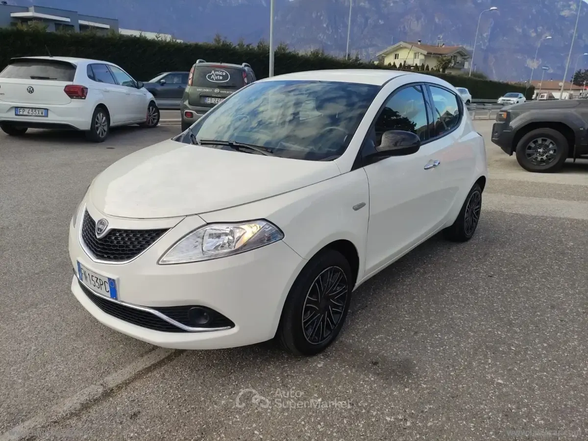 Gebraucht Lancia Ypsilon Gold 95 PS (69 kW) 2018 Weiß Kleinwagen