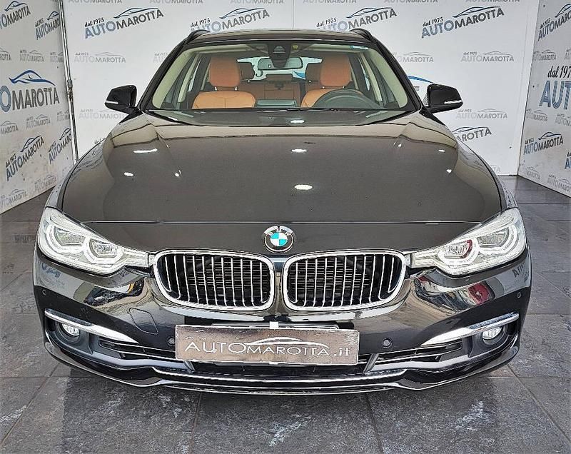 Usata BMW 330 Luxury Line 477 CV (350 kW) 2017 Blu Station wagon