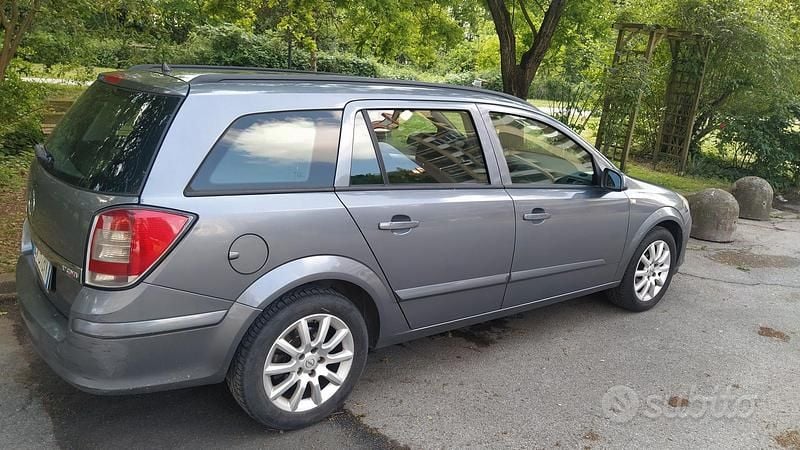 Usata Opel Astra Club 101 CV (74 kW) 2005 Grigio Station wagon