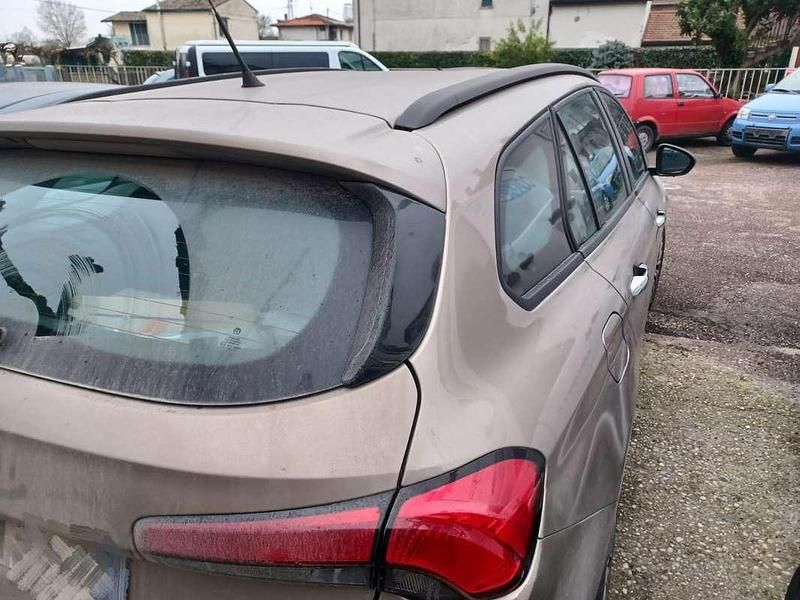 Usata Fiat Tipo Easy 120 CV (88 kW) 2017 Beige Station wagon