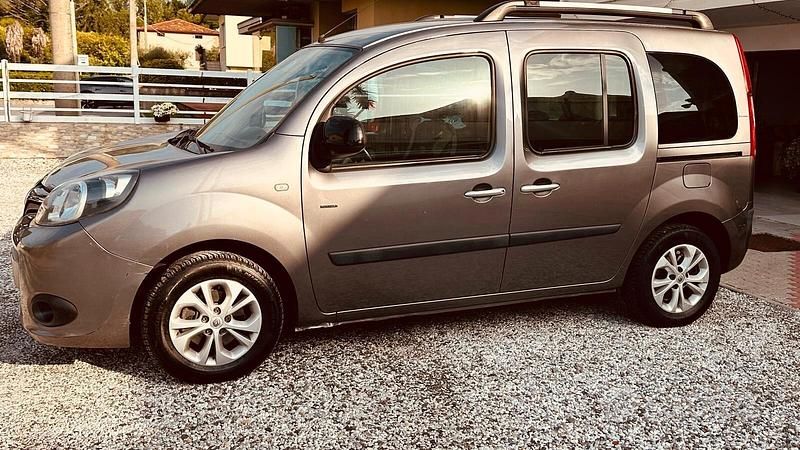 Usata Renault Kangoo 110 CV (80 kW) 2016 Grigio Monovolume