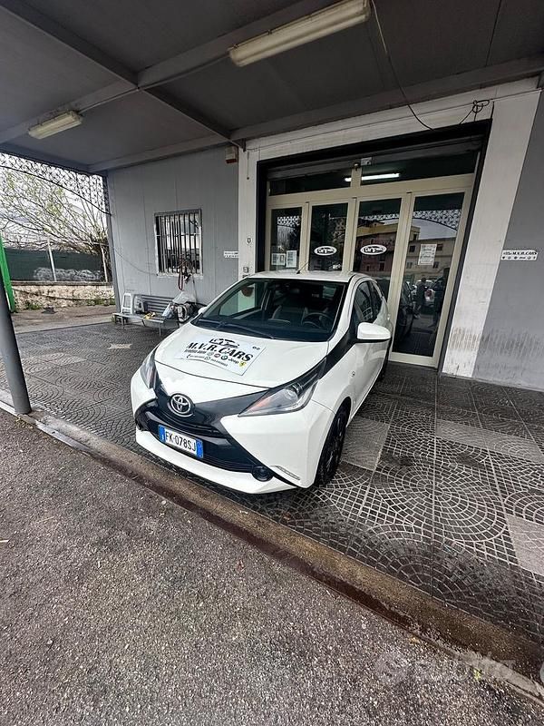 Usata Toyota Aygo X-Black 69 CV (50 kW) 2017 Bianco Utilitaria