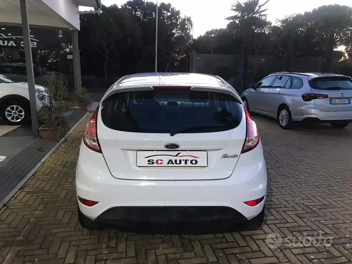 Usata Ford Fiesta Business Edition 97 CV (71 kW) 2013 Bianco Berlina