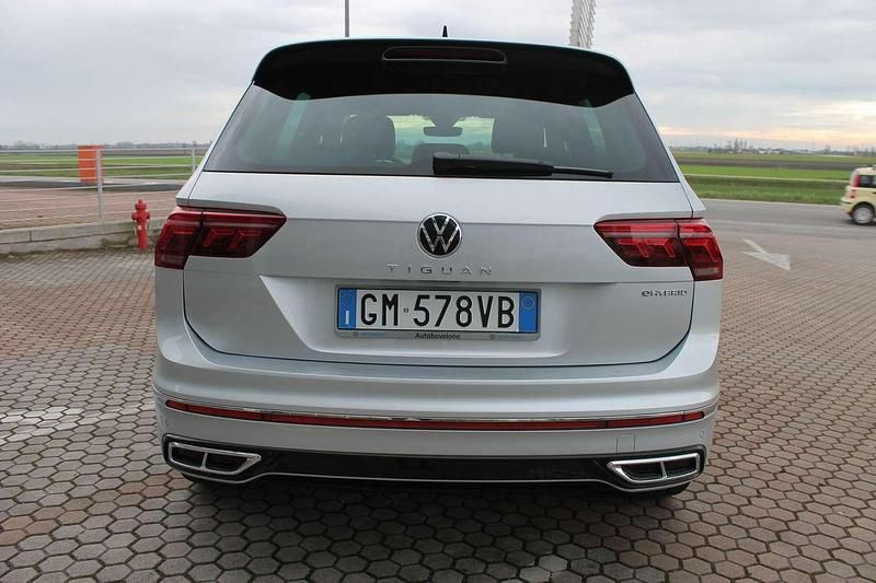 Usata VW Tiguan R-line 150 CV (110 kW) 2023 Reflex silver SUV
