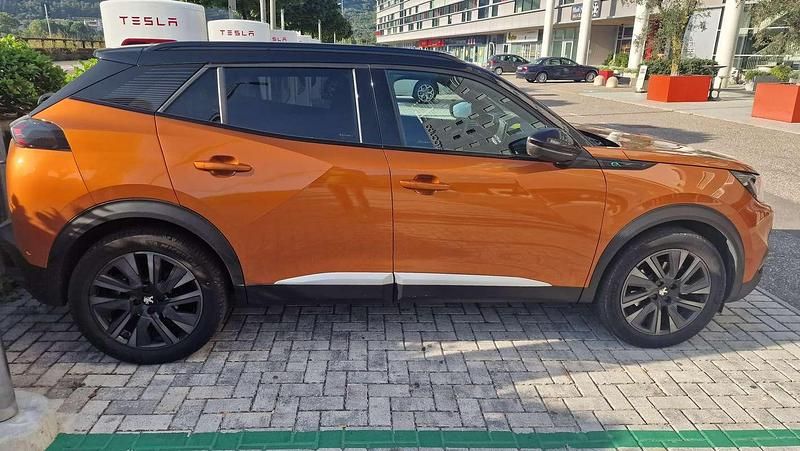 Usata Peugeot e-2008 56 kW (77 CV) 2021 Arancione SUV