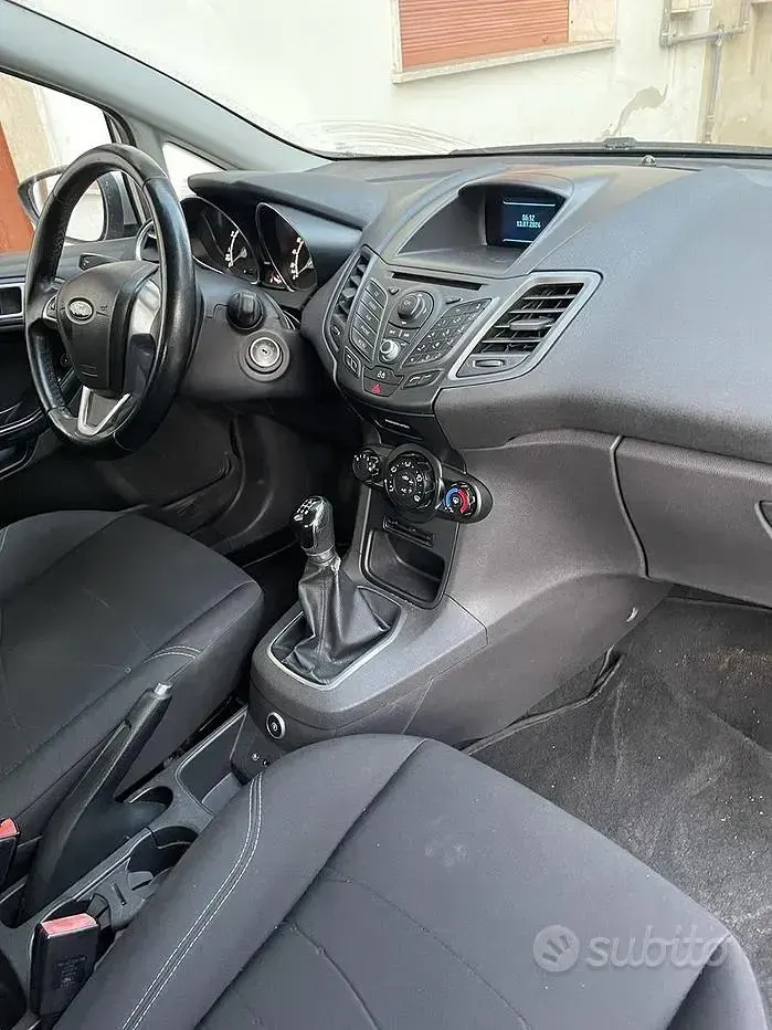 Usata Ford Fiesta 97 CV (71 kW) 2014 Grigio Utilitaria