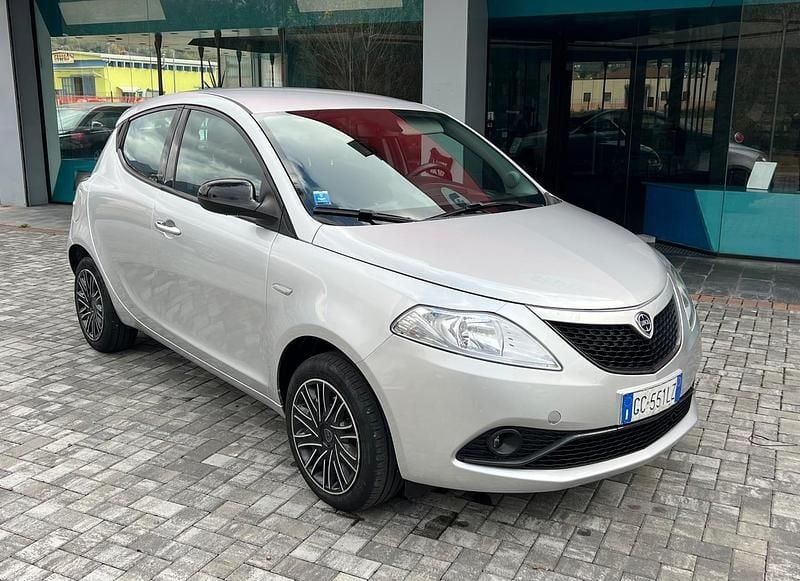 Argento Usata 2021 Lancia Ypsilon Due volumi | 9700 € (Buon prezzo) - Immagine 1/4