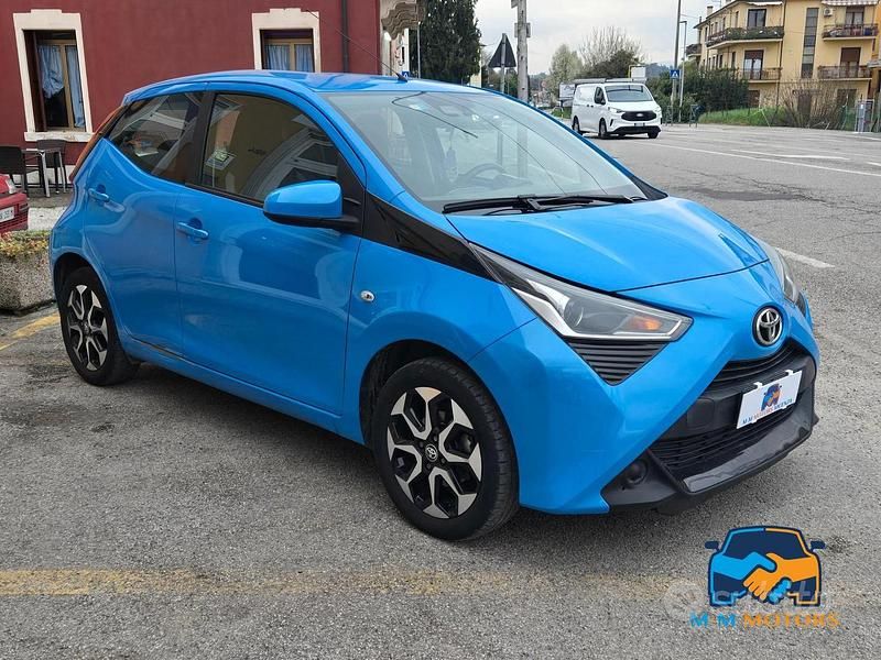 Usata Toyota Aygo 72 CV (52 kW) 2018 Blu Utilitaria