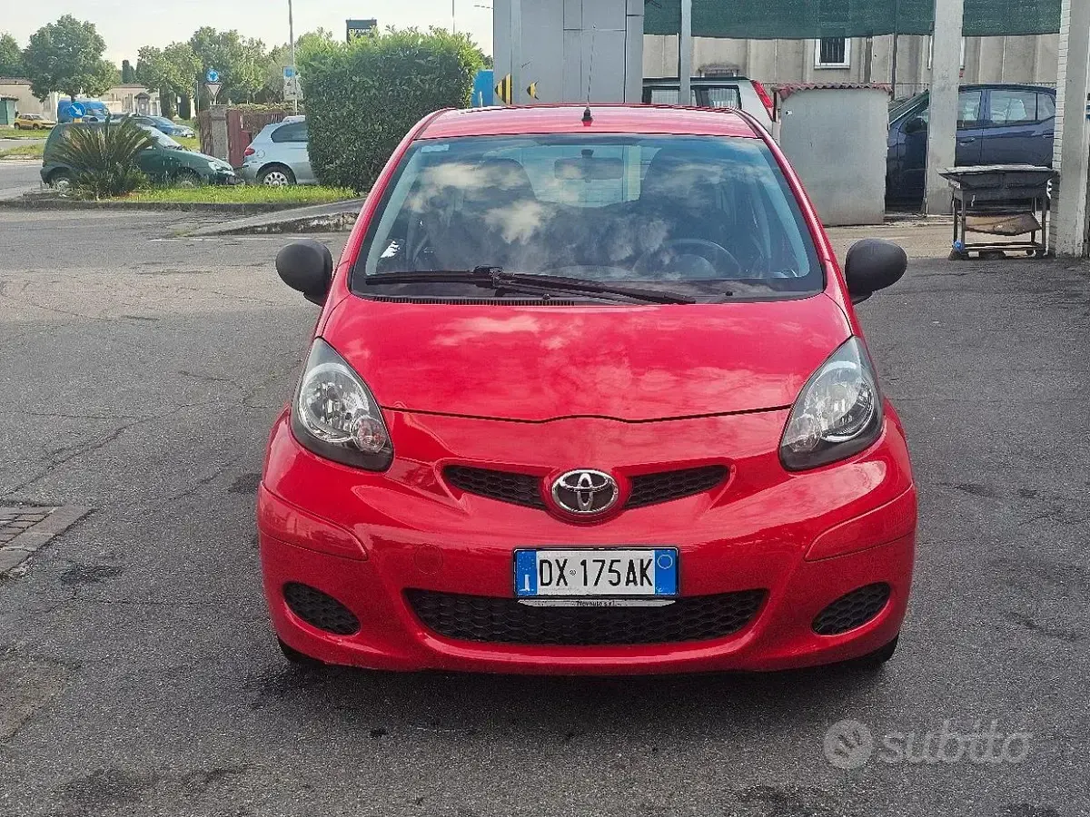 Begagnad Toyota Aygo Sol 68 HK (50 kW) 2009 Röd Halvkombi